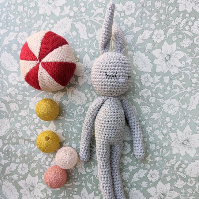 Doudou lapin gris en crochet
