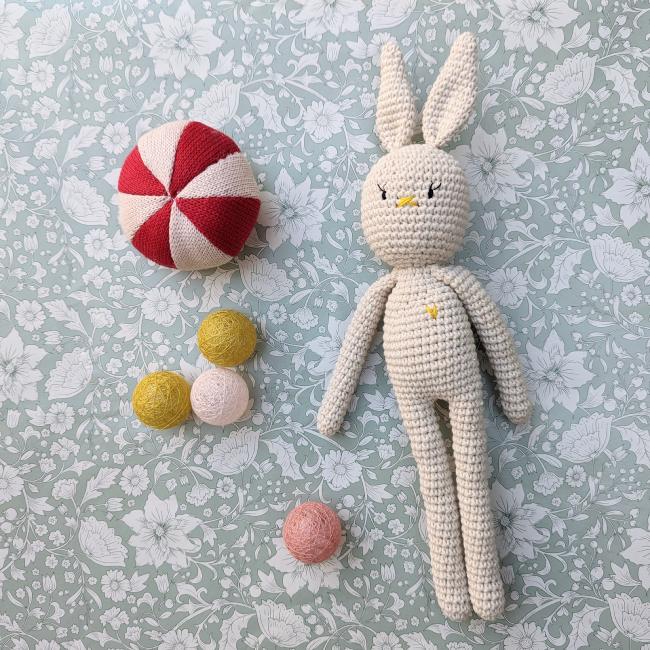 Doudou lapin beige coeur jaune en crochet