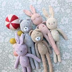 Doudou lapin beige coeur rose en crochet