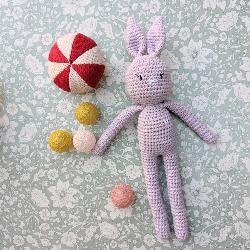 Doudou lapin lilas en crochet