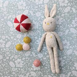 Doudou lapin beige coeur jaune en crochet