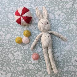 Doudou lapin beige coeur rose en crochet